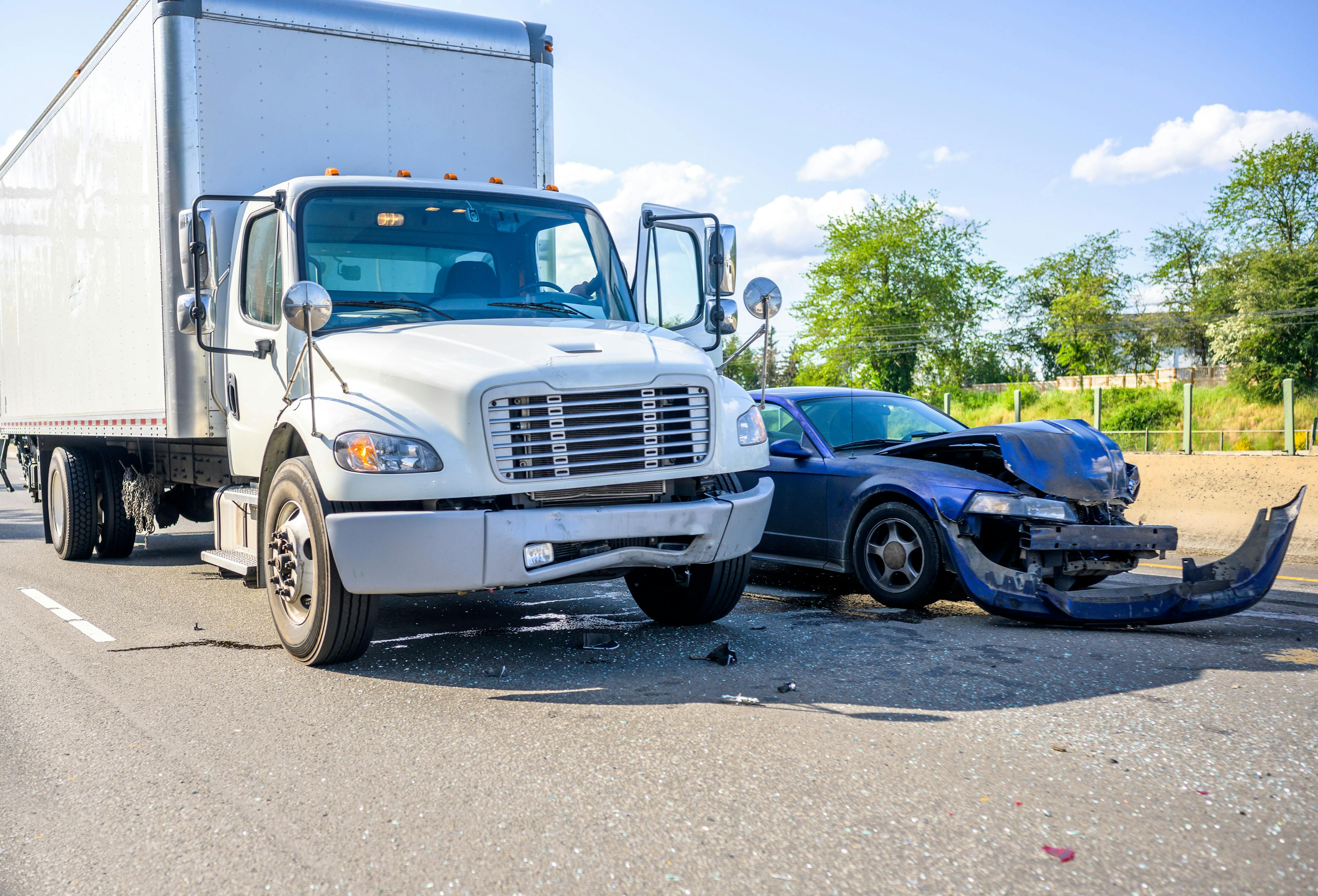 Accidentes de Camión: ¡Protege tus Derechos con un Abogado Experto en la Industria del Transporte!